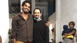 Luis Manuel Otero Alcántara y Oscar Casanella, junto a otros amigos, en la sede del Movimiento San Isidro.