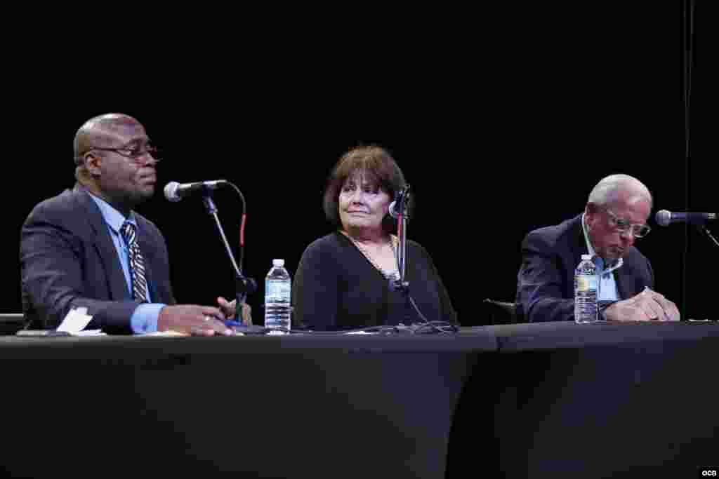 En la imagen de izquierda a derecha, el ex preso político Jorge Luis García Pérez "Antúnez", la periodista Ninoska Pérez Castellón y el director de la Oficina de Transmisiones a Cuba, Tomás Regalado, durante sus intervensiones en "Cuba 2019 Fórum abierto: El exilio habla a Cuba", en el Miami Dade College Koumek Memorial Center, el sábado 9 de marzo de 2019.