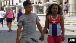 Una pareja caminando por La Habana. AFP/ Yamil Lage.