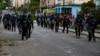 La policía antidisturbios recorre las calles luego de una manifestación contra el gobierno de Miguel Díaz-Canel en el municipio de Arroyo Naranjo, La Habana el 12 de julio de 2021.