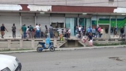 Sin cajeros, ni electricidad ancianos en Cuba enfrentan largas colas para cobrar insuficientes pensiones Sin cajeros, ni electricidad ancianos en Cuba enfrentan largas colas para cobrar insuficientes pensiones