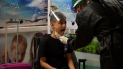 Los viajeros que arriban al país son sometidos a una prueba rápida de COVID-19 en el aeropuerto de entrada.