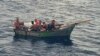Migrantes cubanos a bordo de una embarcación rústica, en una imagen de archivo. (Foto: Guardia Costera EEUU)