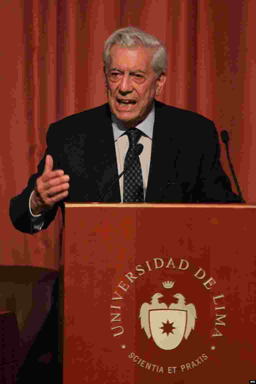 Mario Vargas Llosa habla hoy, jueves 26 de marzo de 2015, en la Universidad de Lima (Perú), durante el seminario internacional "América Latina: oportunidades y desafíos".