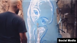 Yulier P. tiene ahora una "galería" rodante: sus obras viajan en los techos de los bicitaxis de La Habana.