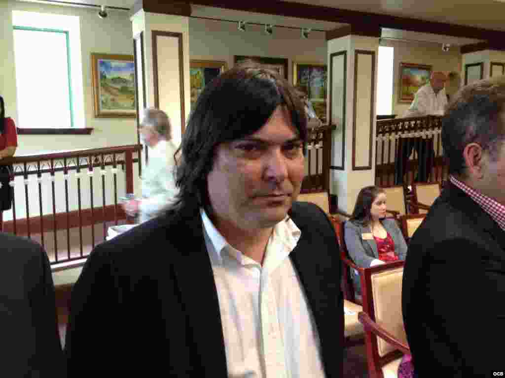 Conferencia de prensa de Rosa María Payá en la Universidad de Miami. Aparece en esta foto Regis Iglesias.