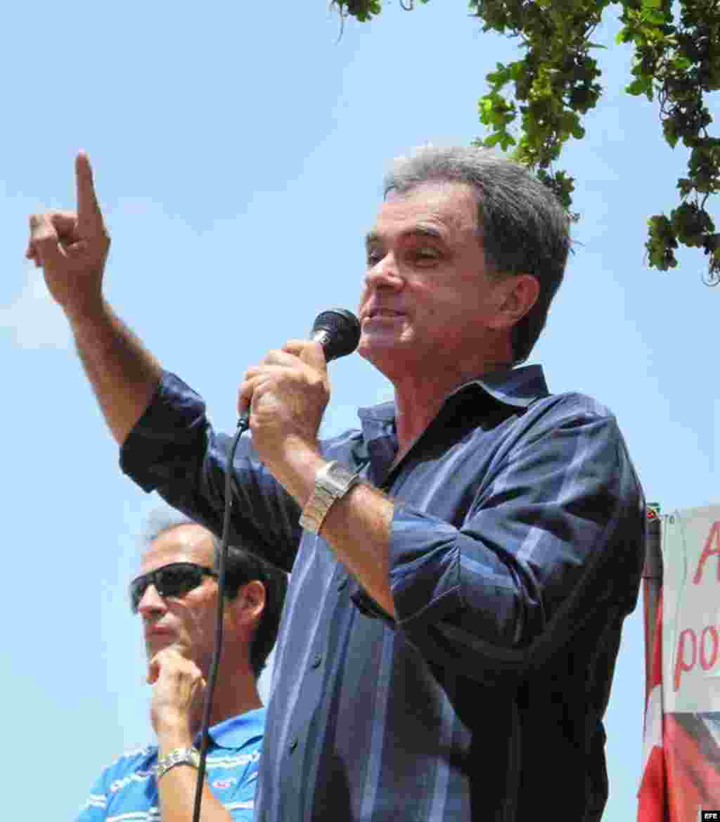 El activista Ramón Saúl Sánchez, del Movimiento Democracia, habla hoy, domingo 29 de julio de 2012, en una manifestación hecha por varias agrupaciones de disidentes cubanos en Miami (EEUU). EFE/GASTÓN DE CÁRDENAS