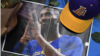 Gorra de Los Ángeles Lakers y foto de Kobe Bryant colocados en memorial al baloncetista