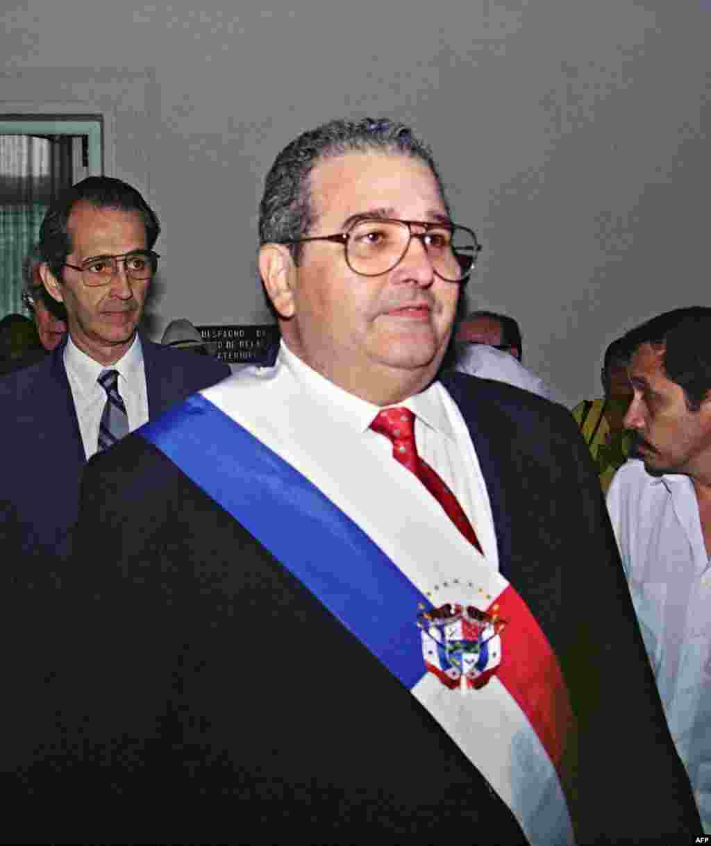 Guillermo Endara proclamado presidente de Panamá y vicepresidente Ricardo Arias (i).