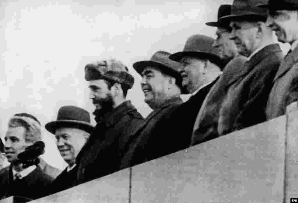Fidel Castro (3º izda), acompañado de Nikita Kruschev (2º izda) y el presidente del Presidium del Soviet Supremo, Leónidas Brezhnev, (4º izda) durante los actos organizados en su honor a su llegada a Moscú en 1963.