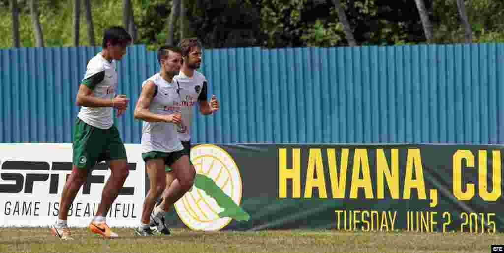 El delantero español Raúl González (d), ex jugador del Real Madrid, y actual jugador del Cosmos de Nueva York, participa en entrenamiento en La Habana.