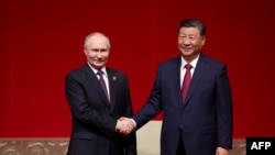El presidente chino Xi Jinping (izquierda) y su homólogo ruso Vladimir Putin, en Pekín, el 16 de mayo de 2024, en el aniversario 75 del establecimiento de relaciones diplomáticas entre ambos países.