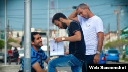 José Luis Valdés, Oriesky Bencomo y Yaser Jiménez, arquitectos d ela oficina Agora. Foto Alejandro Trujillo para El Toque.