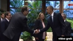 Tras saludar a Raúl Castro (d) en el Palacio de la Revolución de La Habana, el presidente Barack Obama saluda a su hijo mayor, Alejandro Castro Espín.
