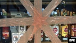 Una vidirera de venta de bebidas alcóholicas en una tienda habanera.