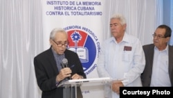 El poeta cubano Angel Cuadra (izq.) agradece el otorgamiento de la orden "Ciudadano de América José Martí".