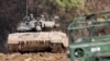 Un tanque de batalla y tropas israelíes están posicionados a lo largo de la frontera con la Franja de Gaza, en el sur de Israel, el 17 de enero de 2024, en medio de las batallas en curso entre Israel y el grupo militante palestino Hamás. (Photo by JACK GUEZ / AFP)