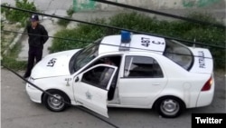 Una patrulla de la policía política en una calle de La Habana.