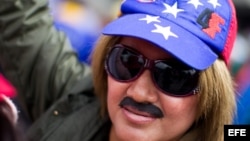 Cientos de personas marchan en apoyo al Gobierno en Caracas.