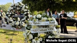Corona en honor del activista Oswaldo Payá y las víctimas del comunismo en Cuba, en Washington, DC, 24 de abril del 2025.