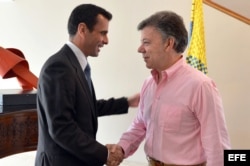 BOGOTÁ (COLOMBIA), 29/05/2013.- Fotografía cedida por Presidencia de Colombia, del mandatario Juan Manuel Santos (d), saludando al excandidato presidencial de Venezuela, Henrique Capriles (i), durante un encuentro en la Casa de Nariño