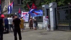 Protesta de cubanos y ucranianos ante la embajada de La Habana en Kiev Protesta de cubanos y ucranianos ante la embajada de La Habana en Kiev