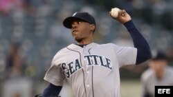 Roenis Elias de los Marineros en acción ante los Atléticos durante un partido de la MLB del 6 de mayo de 2014.