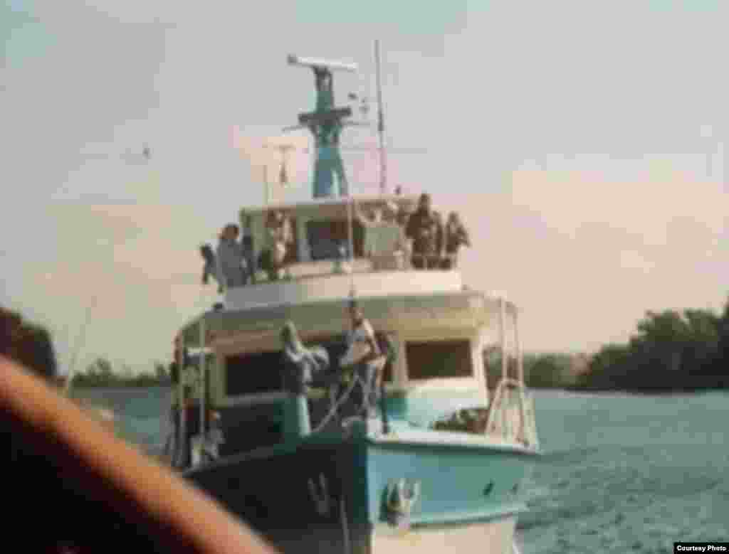 Fidel Castro con Erich Honecker (arriba der.) en el Aquarama II, uno de los dos yates privados de Castro.(Luis Domínguez)