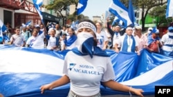 Nicaragüenses protestan contra Daniel Ortega.