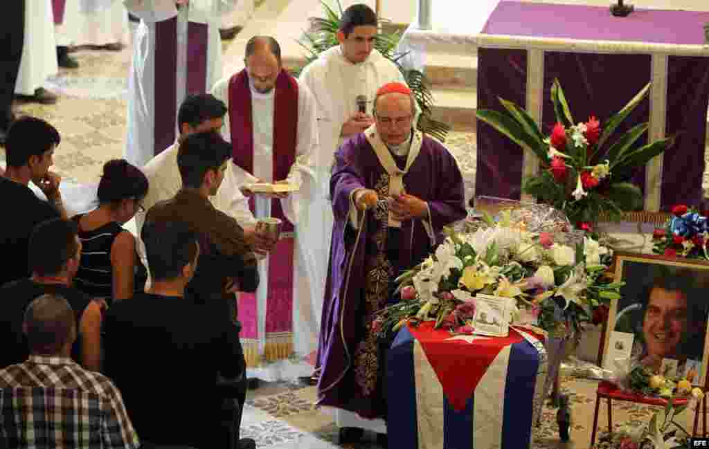 El arzobispo de La Habana, cardenal Jaime Ortega (c), oficia la ceremonia fúnebre del opositor cubano Oswaldo Payá el 24 de julio de 2012, en La Habana (Cuba). 