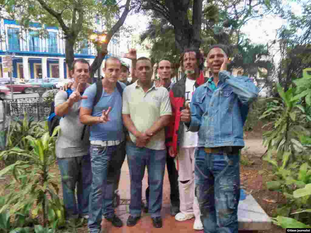 Reporte ciudadano desde La Habana muestra a participantes en "Peña deportiva del Parque de la Fraternidad".