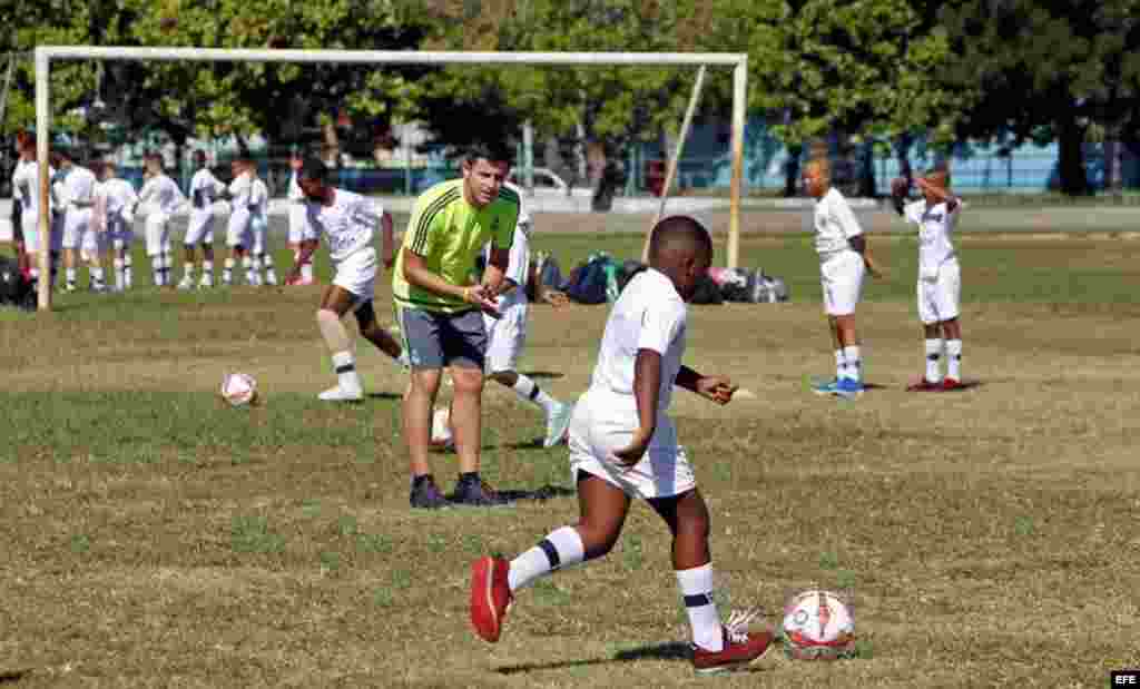 Niños cubanos participan en una clínica de fútbol impartida por entrenadores de la Fundación Real Madrid, del 14 al 18 de noviembre de 2016, en La Habana (Cuba).  