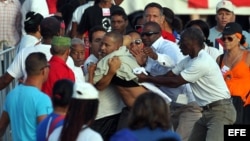 Daniel Llorente fue detenido el 1 de mayo, cuando desfilaba con la bandera de EEUU por la Plaza José Martí.