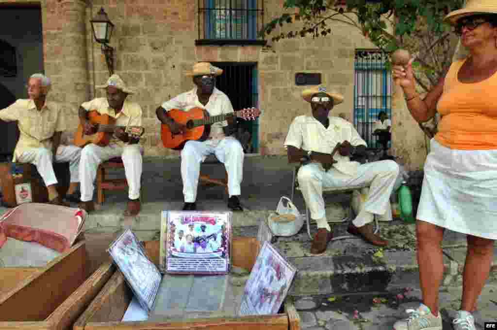 Archivo 2010.- Integrantes del grupo de música tradicional cubana Los Mambises, interpretan una canción en La Habana, Cuba.