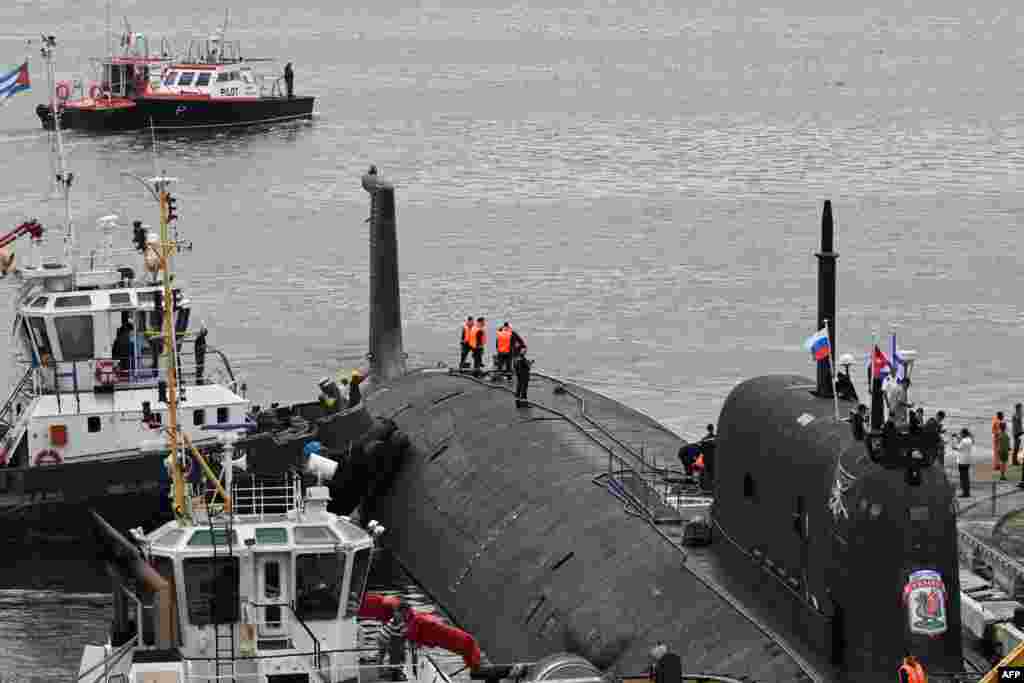 El submarino ruso de propulsión nuclear Kazán, parte del destacamento naval ruso que visita Cuba, atraca en el puerto de La Habana el 12 de junio de 2024. YAMIL LAGE / AFP)