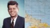 John F. Kennedy y el mapa utilizado para examinar las ubicaciones de los nueve enclaves soviéticos de misiles en Cuba.