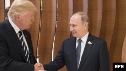 El presidente estadounidense, Donald J. Trump (c), y el presidente ruso, Vladímir Putin, participan en el "retiro" de los dirigentes en el ámbito de la cumbre de líderes de estado y gobierno del G20, en Hamburgo (Alemania) hoy, 7 de julio de 2017.