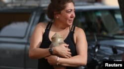 Un familiar de una víctima del accidente del Boeing 737 a la salida de la funeraria en Cuba.