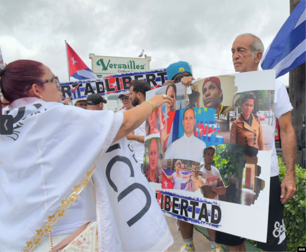 Un cartel con los rostros de los presos políticos cubanos, en la manifestación del 3 de mayo de 2025, en Miami.