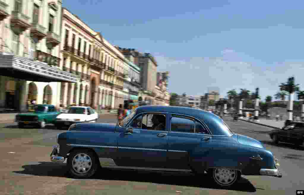 Un viejo auto marca Chevrolet circula por La Habana.