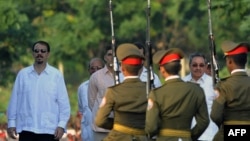 El general Raúl Castro y su hijo Alejandro el 7 de diciembre de 2008.