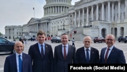 Giedrimas Jeglinskas (2do de izq. a der.) frente a la sede del Congreso estadounidense, en Washington D.C, junto a otros europarlamentarios.