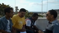 Detienen a periodista independiente por preguntar sobre peleas de gallos Detienen a periodista independiente por preguntar sobre peleas de gallos