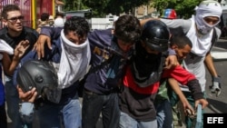 Las fuerzas de seguridad de Venezuela dispersaron hoy nuevamente con chorros de agua y gases lacrimógenos una marcha de la oposición en la capital.
