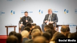 El presidente Zelenskyy y el canciller de Ucrania en el encuentro con los embajadores.