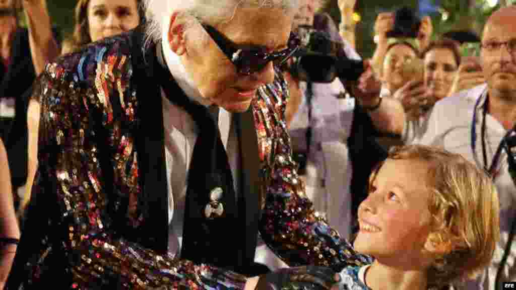 El director creativo de Chanel, Karl Lagerfeld, habla con su ahijado, Hudson Kroenig.