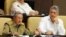 Raúl Castro (i) junto al primer vicepresidente Miguel Díaz-Canel (d) y el canciller Bruno Rodríguez.