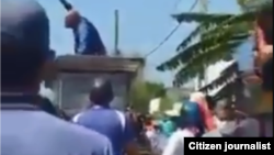 Los residentes de Caibarién protestan contra la multa a un cuentapropista, el 27 de febrero de 2021.