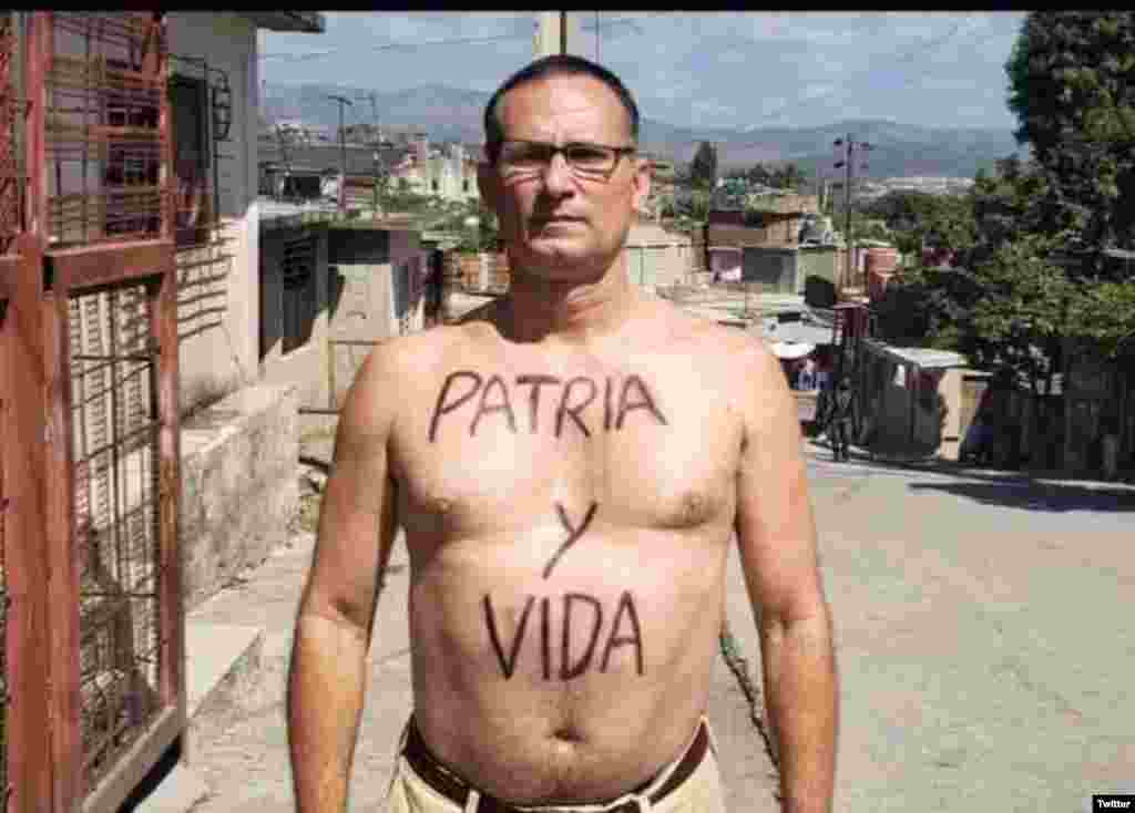 El líder de UNPACU, José Daniel Ferrer, se pinta el cuerpo con el cartel "Patria y Vida". (Foto: Twitter)