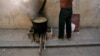 Un hombre cocina con leña en La Habana. Foto Archivo REUTERS/Claudia Daut